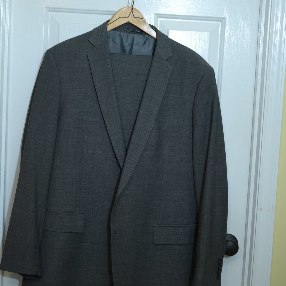 Claiborne Men's Suit: The jacket is a 46R and the pants are 40x32
